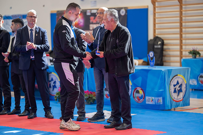 المدرب الكبير حسني عرار يستلم درع التأثير في عالم الكاراتيه – 2025